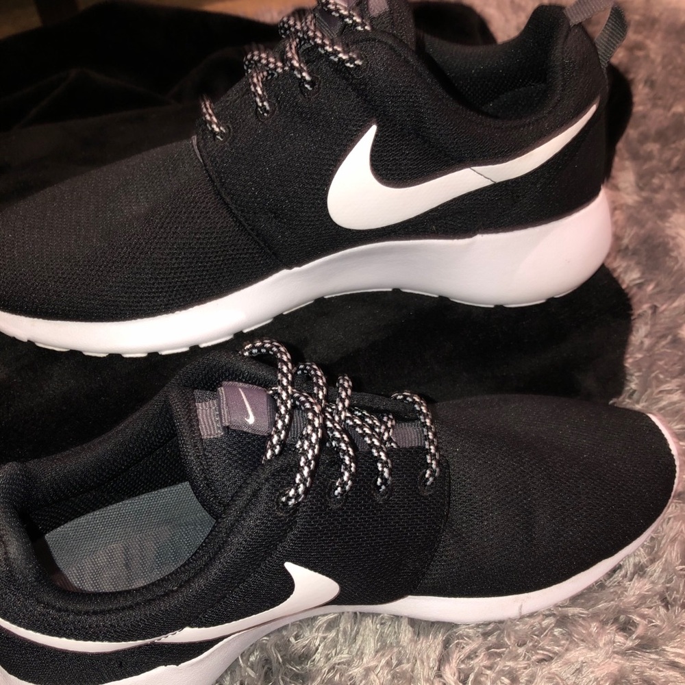 Black Nike roshes